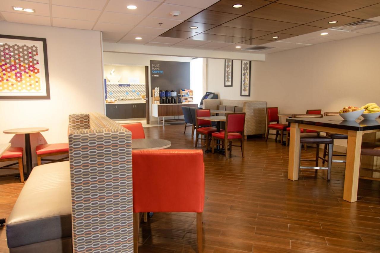 Holiday Inn Express Marshfield - Springfield Area By Ihg Eksteriør billede